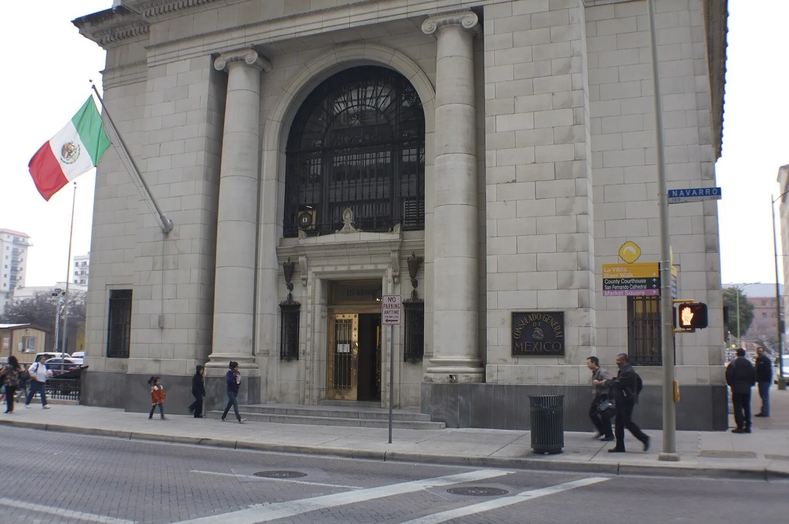 Exterior del Consulado General de México en San Antonio, que ilustra el paso de cita para la visa de residente temporal.