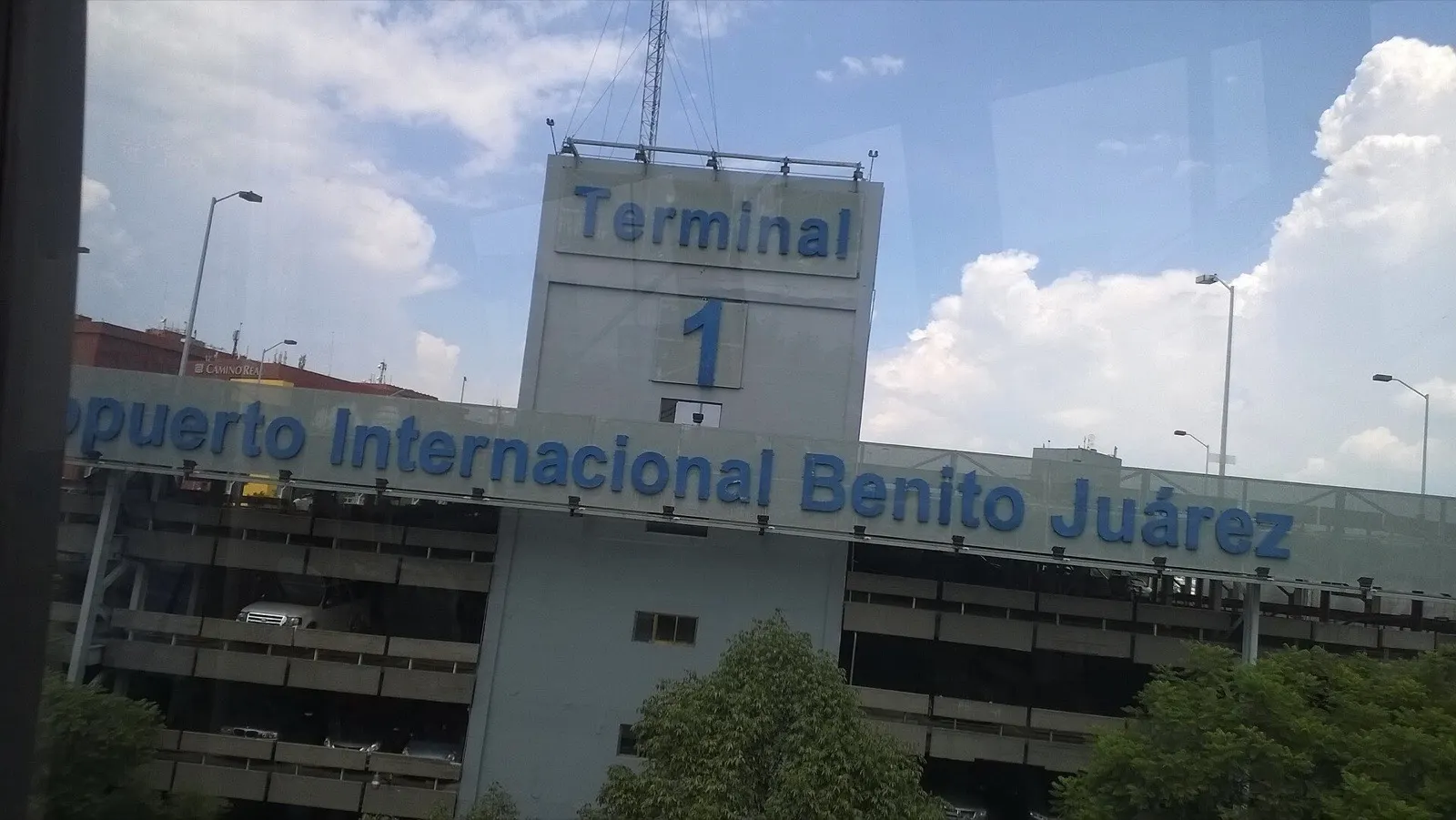 AICM terminal where travelers compare DiDi and Uber pickup options