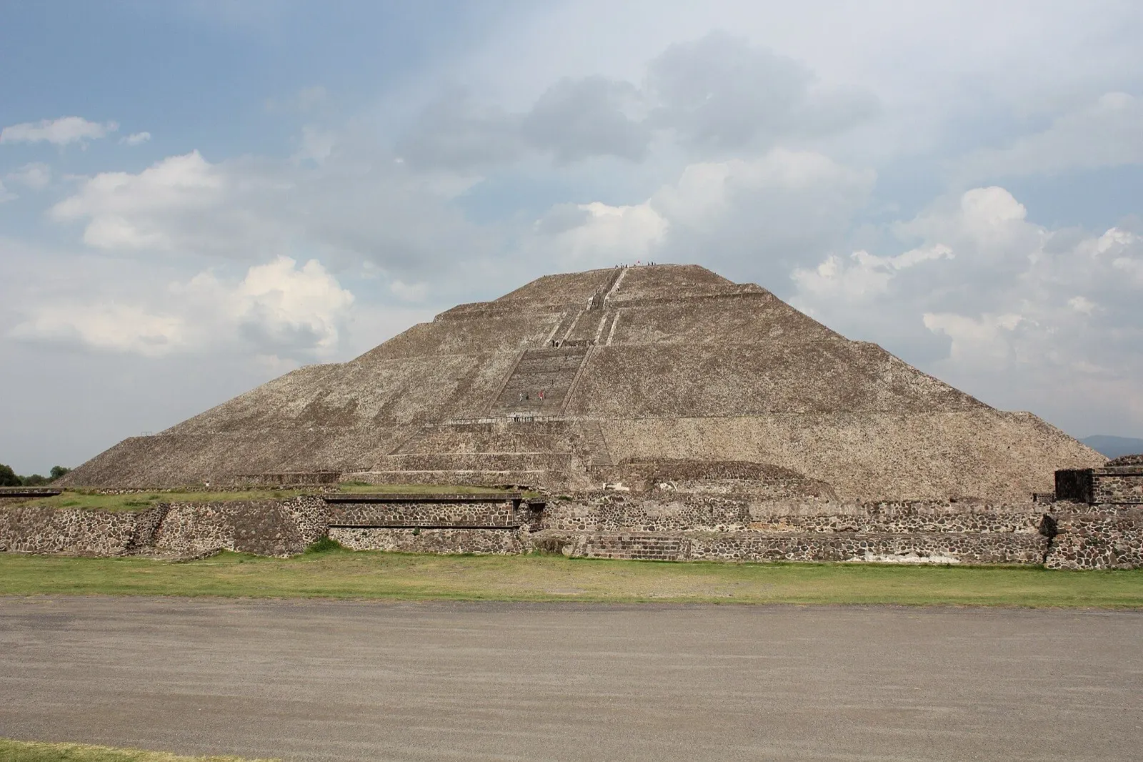 Pyramid of the Sun at Teotihuacán — real site photo.