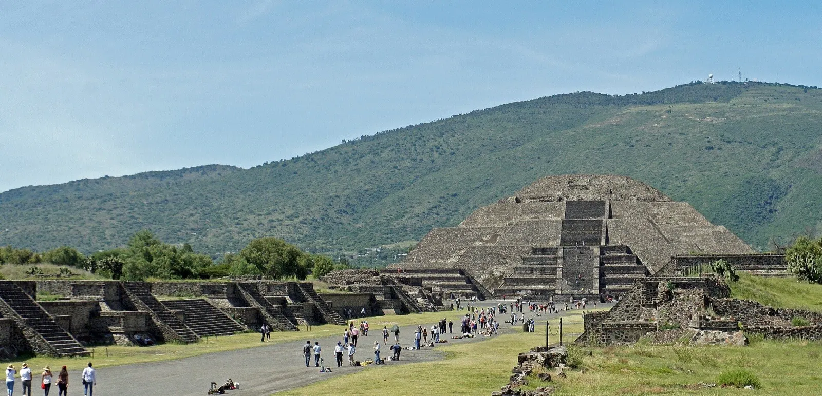 Avenue of the Dead and Pyramid of the Moon at Teotihuacán — real site photo.