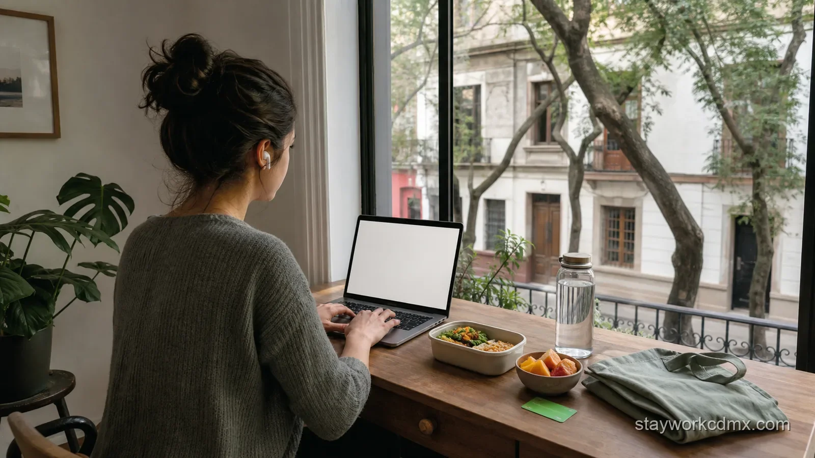 A remote worker starts a calm Roma Sur workweek from a furnished apartment with a home-packed lunch, market groceries, and a transit-ready routine.
