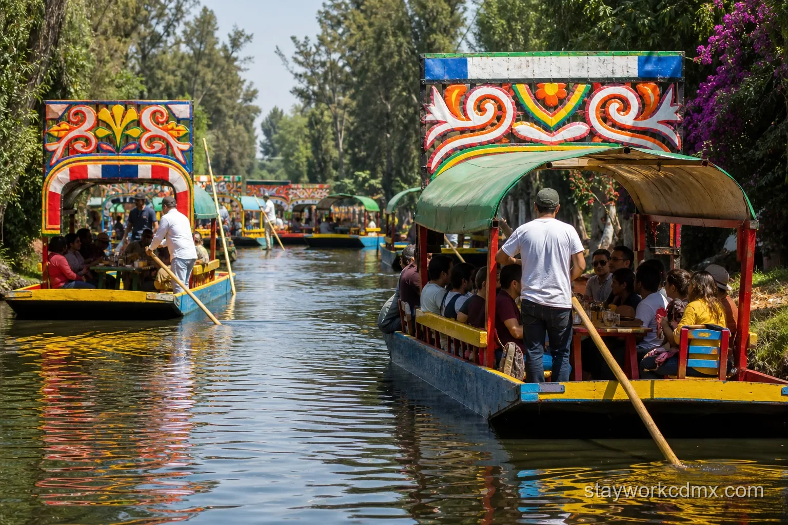Trajineras en Xochimilco — domingos animados.